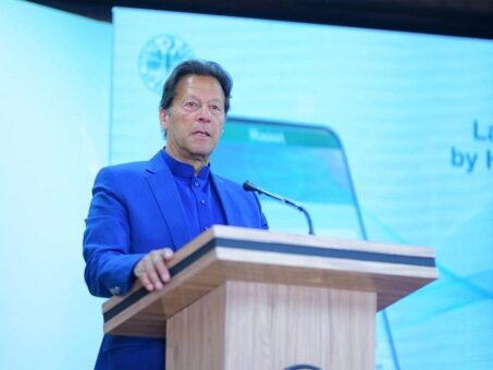PM Imran directs implementing incentives for IT industry
